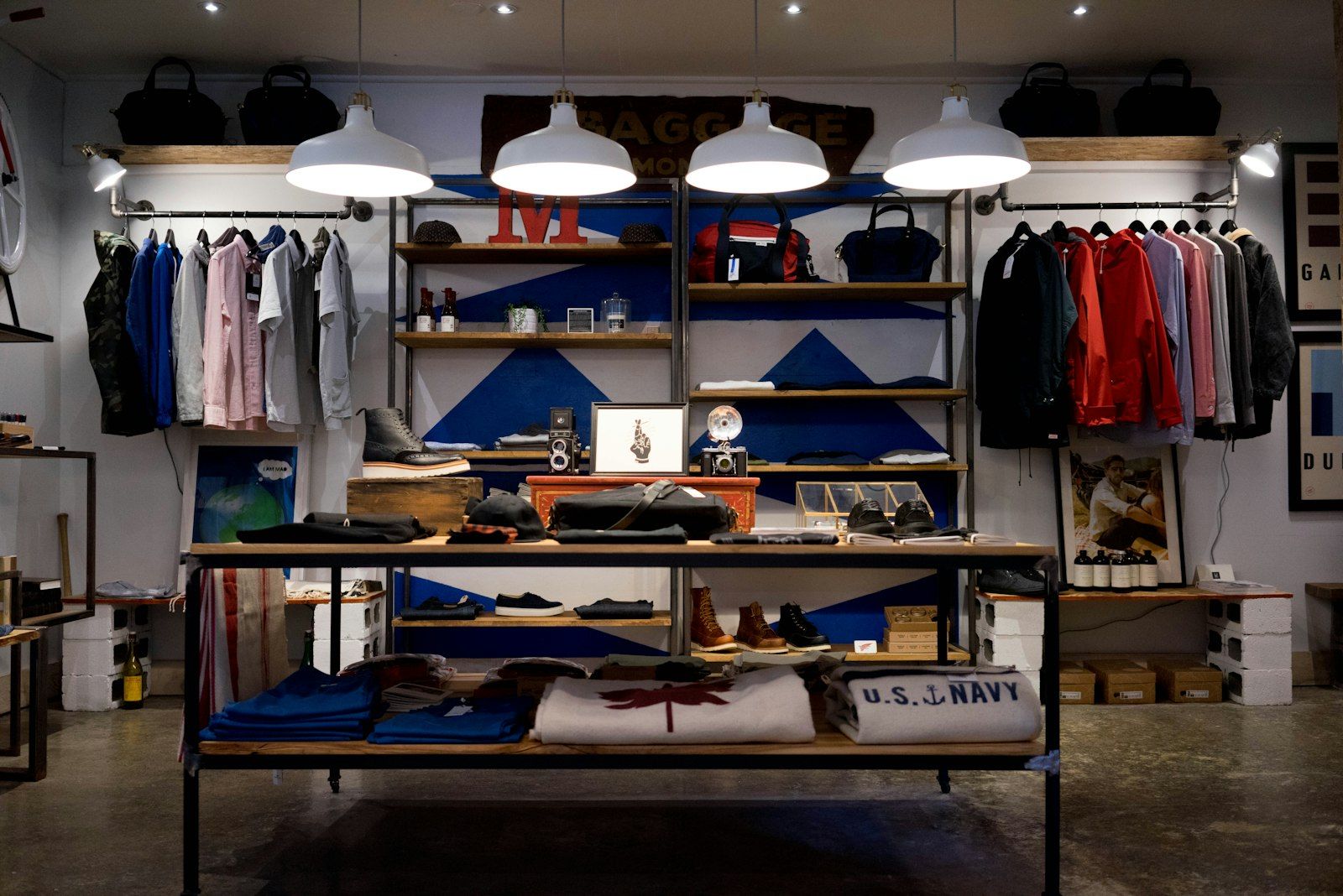 Intérieur d'une boutique de prêt-à-porter