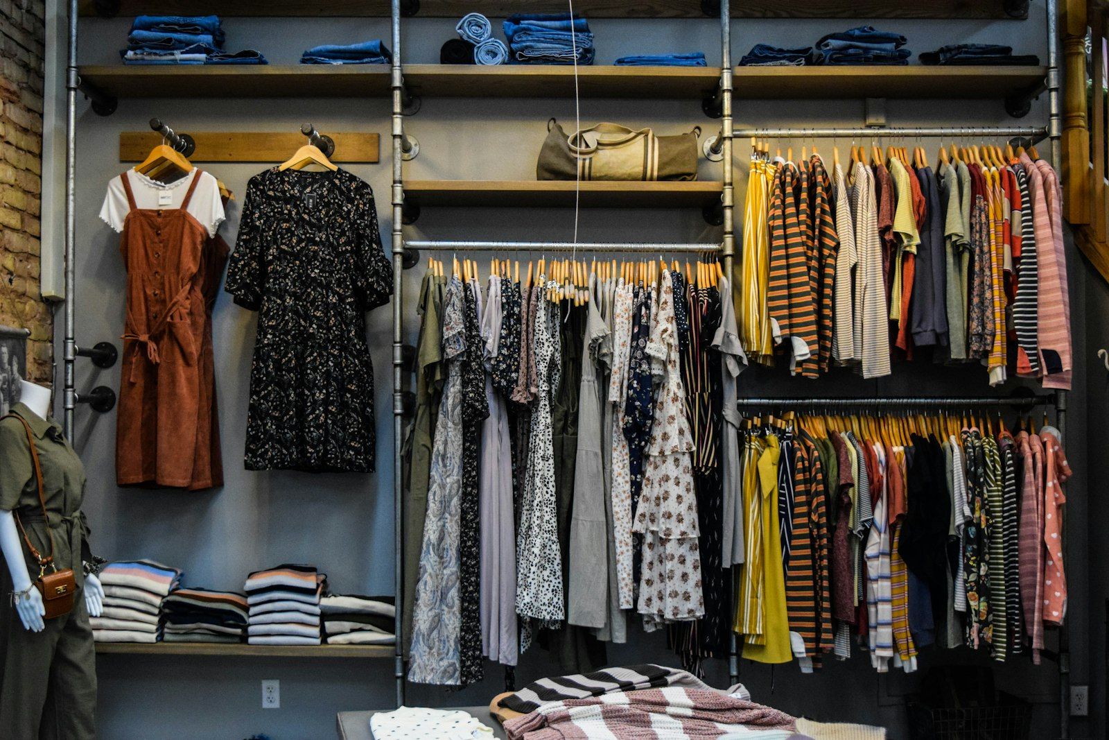 Portants de vêtements dans une boutique